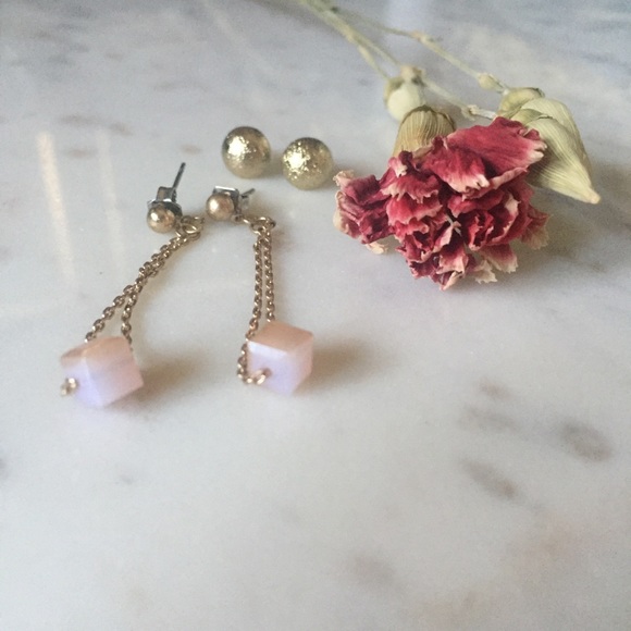2 pair earrings gold studs & dangly cube on chain - Picture 2 of 10